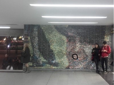 13 de Agosto-Construyeron un mural de Carlos Gardel con fotomosaicos de los vecinos en la Estación Once
