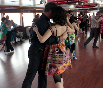 Una milonga en un barco que navega por el Bósforo durante el festival TanGotoIstanbul. Estambul (Turquía), Marzo 2013