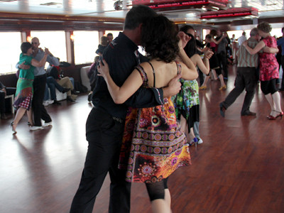 Una milonga en un barco que navega por el Bósforo durante el festival TanGotoIstanbul. Estambul (Turquía), Marzo 2013