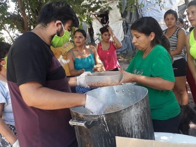 26 de Marzo-Cada vez más gente sin trabajo por la cuarentena busca alimentos en los Comedores Sociales de la Ciudad
