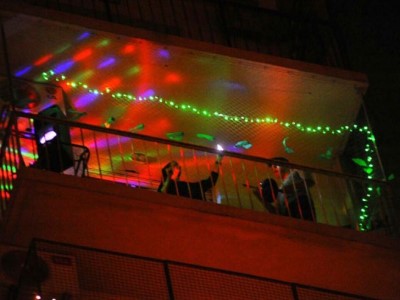 07 de Junio-Todos los viernes los vecinos participan desde sus balcones del “Devoto Fest”