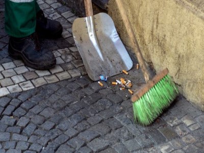 10 de Diciembre-Aprobaron una ley que penaliza a quienes arrojen colillas de cigarrillos en las calles de la Ciudad de Buenos Aires_