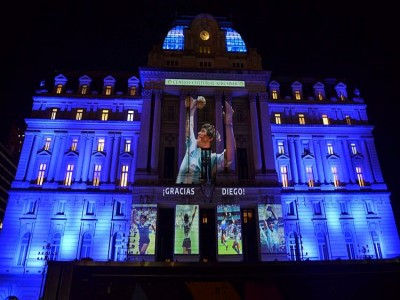 En homenaje a Diego Armando Maradona iluminarán los Monumentos y Edificios más emblemáticos porteños_