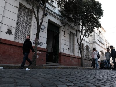 14 de Abril-Vecinos y docentes de Barracas solicitan la construcción de un patio a cielo abierto para la escuela del barrio_