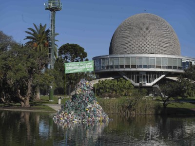 15 de Abril-Colocaron una isla flotante de plástico frente al Planetario para concientizar sobre la contaminación del agua_