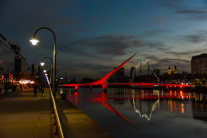 01 de Diciembre-En conmemoración al Día Mundial de la Lucha contra el Sida, iluminan de rojo los principales monumentos de la Ciudad_