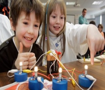 24 de Agosto-Se entregaron kits educativos de ciencia a los alumnos de cuarenta escuelas públicas porteñas_