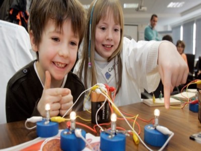 24 de Agosto-Se entregaron kits educativos de ciencia a los alumnos de cuarenta escuelas públicas porteñas_