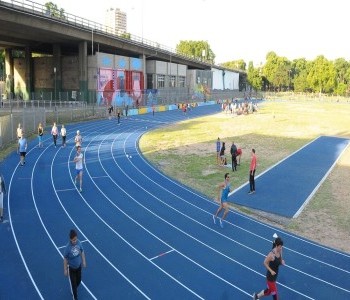 22 de Octubre-Comenzaron con los trabajos de reparación en la pista de atletismo del Parque Chacabuco_