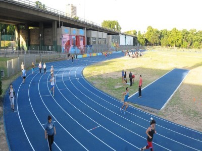 22 de Octubre-Comenzaron con los trabajos de reparación en la pista de atletismo del Parque Chacabuco_