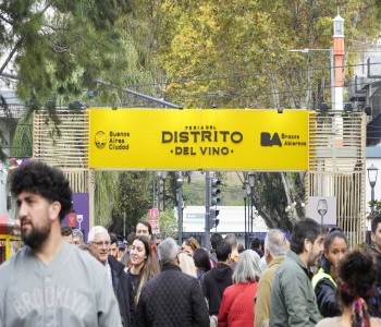 21 de Mayo-Vecinos y turistas disfrutaron la primera edición de la Feria del Distrito del Vino_