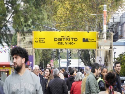 21 de Mayo-Vecinos y turistas disfrutaron la primera edición de la Feria del Distrito del Vino_